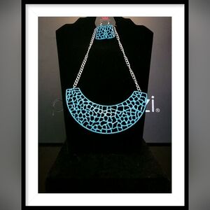 Paparazzi Jewelry Powerful Prowl Necklace and Earring Set.